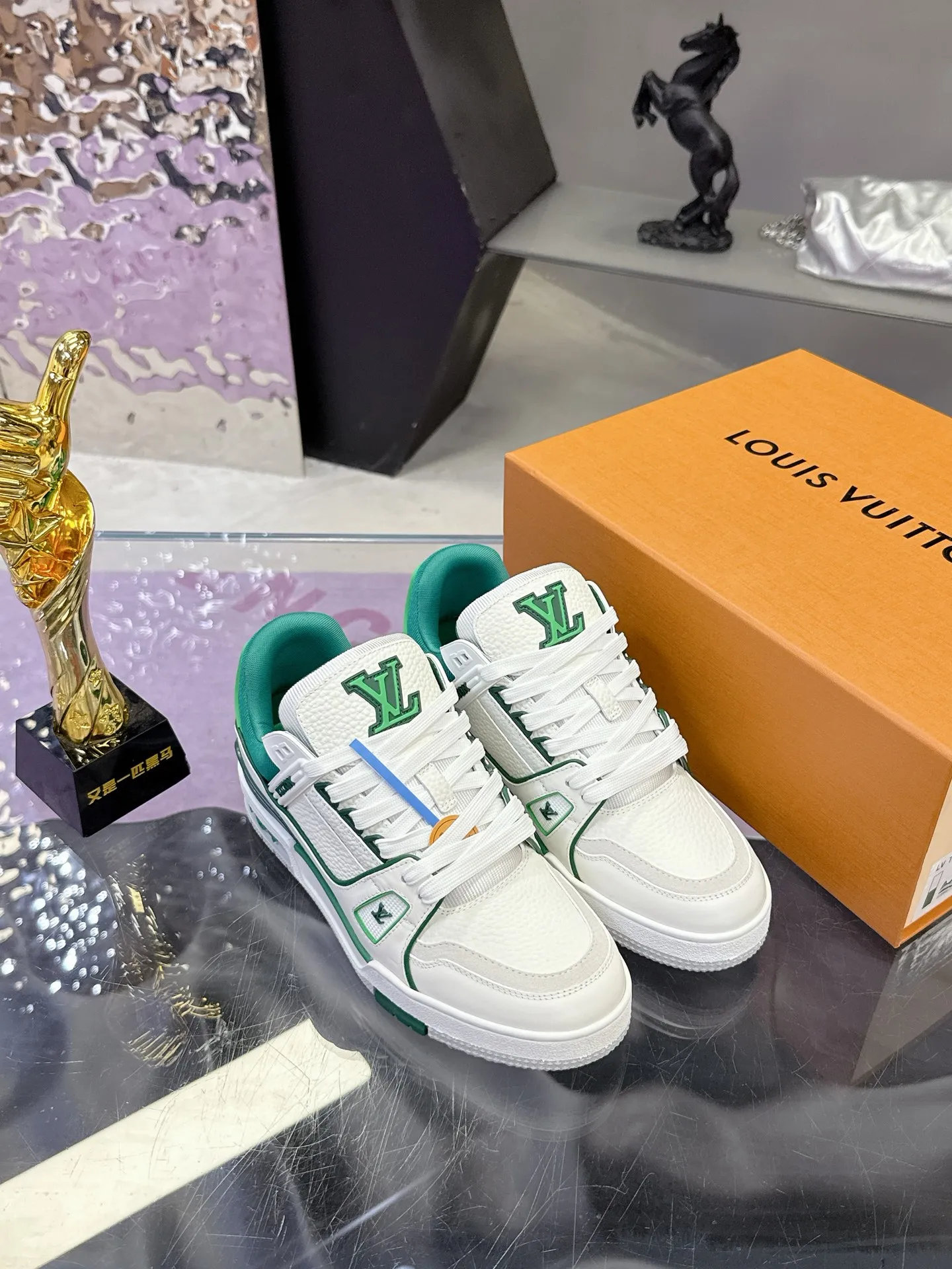 Factory price: 760💰 (latest color) This LV Trainer sneaker is made of grained cow leather, and uses vibrant colors to pay tribute to Virgil Abloh’s original classic inspired by retro basketball shoes. The upper is embellished with rubber LV letters and Vuitton logo, and the outsole is decorated with Monogram flowers. Exquisite packaging at the delivery counter🛍📦 ▪️Fabrics: Original customized first-layer cowhide ▪️Inner lining: Original customized breathable mesh lining ▪️Outsole: Original molded two-color TPU combination outsole ▪️Sole thickness: 3CM ▪️Size: Women's 35-40 Men's 38-46
